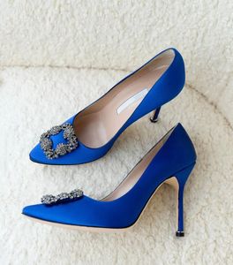 Sommar lyx varumärken hangisi satin kvinnor sandaler skor fyrkantiga kristall juvel spänne pumpar blå grå svart vit sandalier med box.eu35-43