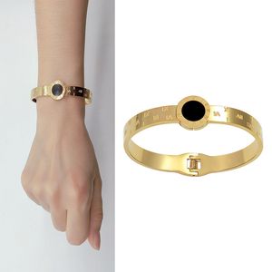 Pulseiras de pulseiras de aço inoxidável na moda para mulheres, design de casamento de casamento de casamentos de casamento preto jóias africanas dubai charme presente de natal acessórios femininos meninas