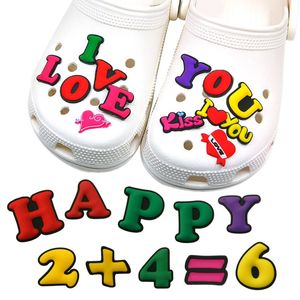 MOQ 100st Colored Number Shape Croc Shoe Charms 2d Soft Rubber sko spännen Tillbehör Dekorationer Tappar Knappar Fit Kidsarmband Sandaler Party Supplies