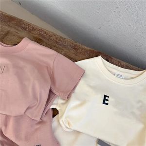 Designer di alta qualità Completi di abbigliamento per bambini Set di vestiti per ragazze dei ragazzi Set pezzo T-shirt e pantaloncini in cotone per bambini traspiranti estivi Tuta sportiva Tuta sportiva a maniche corte