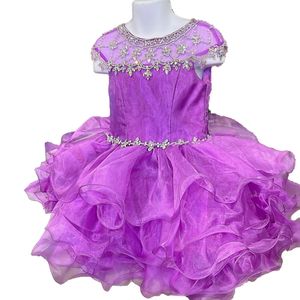 Ragazza Cupcake Pageant Dress for Little Miss 2023 Maniche ad aletta Viola Rosso Sfarzo Baby Bambini Compleanno Abito da festa formale Infant Toddler Designer Gonna con volant AB Pietre Zucchero