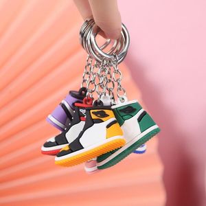 Creative Mini PVC Sneakers Keychains For Men Women Gym Sportskor Keychain Handbag Chain Basketball Shoe Nyckelhållare Bulkpris
