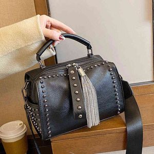 Bolsas de noite Marca de luxo Rivet Women Handbag Fashion Strap Bags de ombro de corrente Design de borda Ladies Crossbody Black Boston 220709