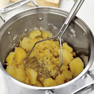 Hushållsvaror Kök Vegetabiliska och fruktverktyg Handhållna rostfritt stål Vågformade potatis Masher Non-Stick Hand JLE14185