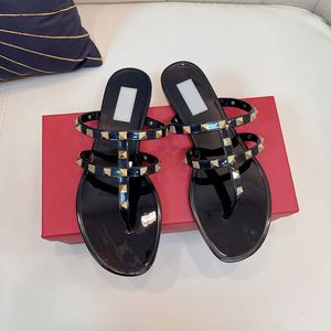 Siyah Sap Sandallar toptan satış-2022 Kadın Tarak Tasarımcı Sandalet Moda Terlik Yay Slayt İki Kemer Siyah Bej Çivili Sandal Yaz Flip Flops Kutu