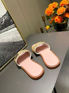Designer -Classic Sandals Högkvalitativa kvinnors bröllopsklänning Skor Summer tjocka klackar Fashion Round Head Slides Leather Platform Professional Stor 0706