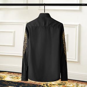 Abito da uomo a maniche lunghe con ricamo 3d in cotone dorato di lusso con ala di lusso Camicie da uomo sottili di moda Plus Size 4XL Casual da uomo