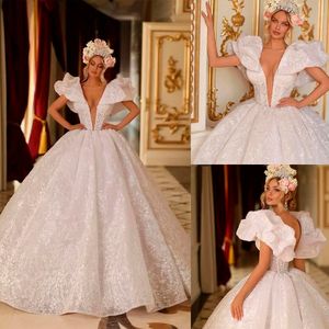 Luxury Princess Lace Wedding Dress Sexig Deep V Neck Backless Ball klänning Anpassad golvlängd Saudiarabiska brudklänningar