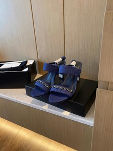 Chanells couro de melhor qualidade feminino chinelos chinelos de moda jean designer moda moda estilo casual senhoras sapatos de verão salto grossa de 8cm de alta qualidade padrão