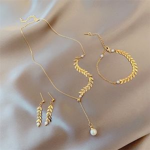 Threepiece Suit Small Design Sense Wheat Spike Pearl Necklace Earrings 브레이슬릿 세트 차가운 바람 간단한 인터넷 보석 220726