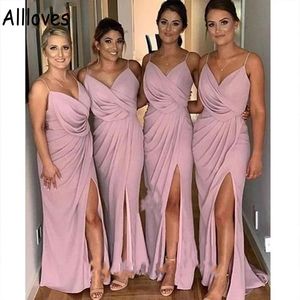 Eleganti abiti da damigella d'onore lunghi rosa Cinghie senza spalline sexy Pieghe a sirena Abiti da damigella d'onore Lunghezza pavimento Split Side Boho Country Wedding Guest Party Dress CL0559