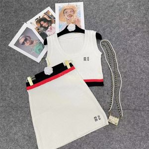 女性用サマーニットデザイナー2ピースドレスセットレター刺繍入りスーツ