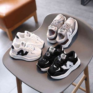 Barn Sneakers 2022 Spring Baby Shoes Boys Casual Sports Chunky Sneaker Girls Modemärke Baby Shoes Soft Sole Black G220527