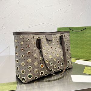 Alışveriş çantası büyük kapasiteli çantalar kanvs çanta bayan omuz çantası klasik harfler baskı dairesel metal yüzük iç çiçek baskısı içi boş dekorasyon