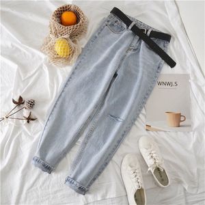 Ljusblå rippade jeans kvinnor vår sommarkoreanska slappa byxor kvinnliga avslappnade rädisbyxor denim Harlem byxor med bälte 210302