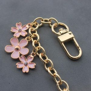 Designer New 23SS Luxury Bag Charm Chain Keychain for Women Fashion Märke Pink Flower Pendant Decoration Accessory Metal Buckle Ring Birthday Keychains