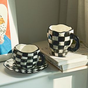Северная монохромная чашка Черно -белая шахматная кружка керамическая чашка в Ins Coffee Cufe Блюдо дневное чайные чашки Creative Mugs220609