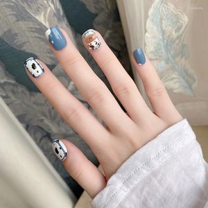 Fałszywe paznokcie 24pcs/pudełko 3D Little Cow Fake łatka niebieski klej krótki akapit moduł manicure Zapisz paznokcie