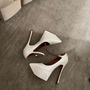 Amina Muaddi Yigit plataforma de cetim de seda Sapatos de salto alto branco Stiletto dedos pontiagudos para mulheres Designers de luxo Sapato para noite Calçado de fábrica com tira no tornozelo