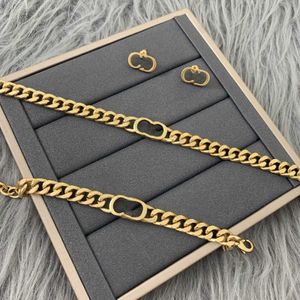 Classic Designer Jewelry Letter Collana Bracciale Orecchini di alta qualità Materiale di rame di alta qualità Coppia regalo di compleanno di nozze in Offerta