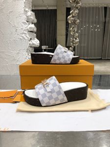 Designer tofflor kvinnor sandaler högkvalitativa bilder kristall kalv läder casual skor quiltad plattform sommarstrand toffel sandal slide shopping väska 0601