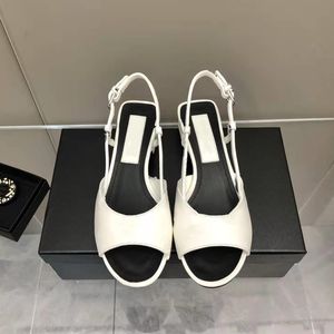 Дизайнерские сандалии взлетно -посадочная полоса Женщины Сандалии Лето знаменитый бренд Классический черный 3D -принт на низких каблуках обувь стильное путешествие для вечеринок.