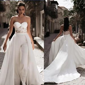 2022 Avtagbar tågmantel Bröllopsklänningar Jumpsuits Stropplösa spetsar Se om Top Open Back Court Train Bridal Dress Beach klänningar Mottagning C0609G12