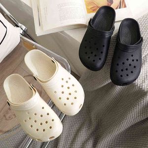2022 Yeni Marka Moda Çocuk Sandalet Yaz Deliği Ayakkabı Kauçuk tıkanıklar Erkekler Eva Bahçe Ayakkabı Siyah Beach Düz Erkekler Sandalet Terlikleri T220728
