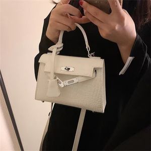 財布の小さなバッグ女性夏汎用性のある新しいメッセンジャーワニパターンポータブルスモールスクエアクリアランスセール