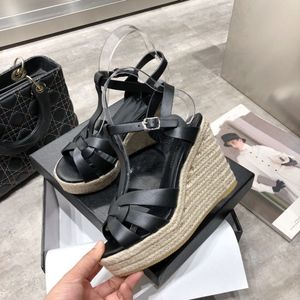 2021 Nova Chegada Designer de marca estilo feminino sandálias de couro genuíno de couro de luxo cunha mulheres rebite sapatos preto tamanho marrom 35-41wit