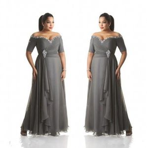 Un pezzo Grigio Abiti per la madre della sposa Plus Size Off the Shoulder Abiti da ballo in chiffon economici Abiti lunghi da sposo per la madre