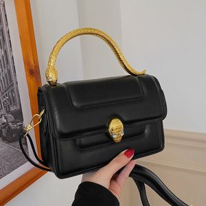 Hot 22SS kvinnors messenger väskor helt nya grils handväska textur mode enkla en-axlar väskor västerländsk stil bärbar ormhuvud liten fyrkantig väska