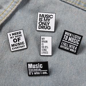 Coola citat emalj pins behöver musik varje dag broscher väska hatt lapel pin emblem män kvinnor smycken gåva för musik älskare