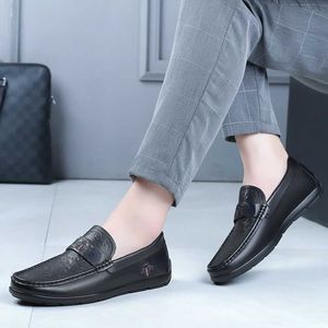 Ünlü Marka İlkbahar ve Yaz Yeni Erkekler Cowhide Elbise Ayakkabı Küçük Beyaz Siyah Gerçek Deri Tembel Moda Trendi Avrupa Tek Yumuşak Klasik Lüks Loafers