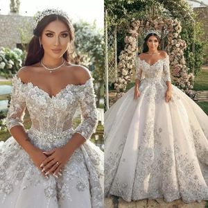 2023 Luxury Ball Gown Wedding Dresses Sexig V Neck Långärmar Spetsblommor Applikationer PESKINER Pärlade golvlängd Ruffles Custom Made Bridal Dress