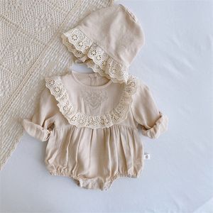 Spetsprinsessan småbarn romper höst retro född baby flicka kläder bomull vår ren färg spädbarn kläder 2 st med hattar 220707