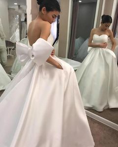 2022 Simple Strapless Satin Wedding Dresses Bridal Gowns with Bow Tie Pockets Court Train Sweetheart Backless A Line Bride Dress Long Ivory Robe De Mariee