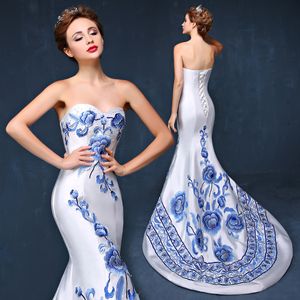 Chinesische ethnische Kleidung Zeitgenössisches Hostessenkleid langer Stil elegantes schlankes Modell Walk Show Cheongsam Bühne blau-weißes Porzellankostüm