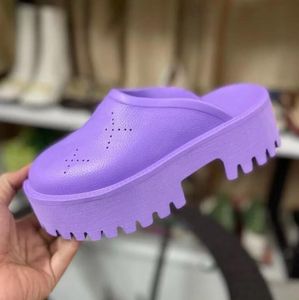 Kvinnor tofflor tjock botten designer lady hål skor strand ihålig tecknad alfabet lady plattform skum mjuka sandaler läder klackar bokstäver män glider platt flip flops