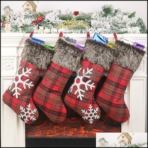 Decorazioni natalizie Forniture per feste festive Casa Giardino Calza Ornamenti Fiocco di neve Striscia Borsa regalo rossa Peluche Borse in tessuto scozzese Palline
