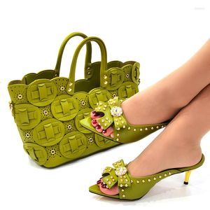 Scarpe eleganti mature alla moda italiana e set di borse set africani colore verde nigeriano con borse abbinate per abiti da festa di nozze reali