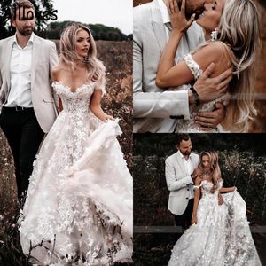 Wspaniała 3D Koronna Koronkowa Bohemian Country Wedding Suknia ślubna z zamiatającym pociągiem Vestidos de novia Off the ramię w rozmiarze Arabskimi suknie ślubne Abitidasposa CL0549