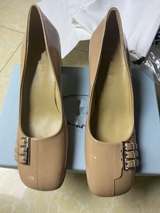Top in pelle di colore brillante designer di lusso scarpe da donna con tacchi alti bianchi e neri a 6,5 ​​cm abito da sposa oversize 35-41