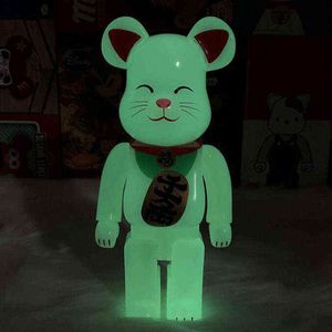 人気のおもちゃ 28 センチメートル夜光ラッキーキャット Bearbricklys アクションフィギュアブロックアニメ人形アートグッズモデル友人キッズギフト AA220323
