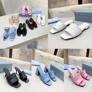 Designer Pantofole da donna Sandali Fashion Triangle Flat Slides Infradito Estate in vera pelle Mocassini da esterno Scarpe da bagno con scatola