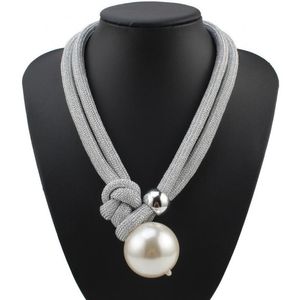 Collane con ciondolo Dichiarazione fatta a mano Collana con sfera di perle grandi di moda per le donne Bavaglino Multistrato Collana di perle con catena a corda lunga Ciondolo