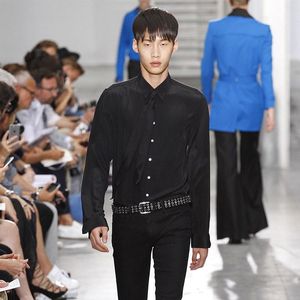 Vestido de los hombres camisas Tokio Show Pequeño collar puntiagudo Camisa negra de manga larga Moderno Retro