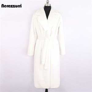 Nerazzurri vinterlånga vita svarta varm fluffig faux päls kappa kvinnor ärm bälte lapel stilfullt koreanskt mode utan knappar 211215