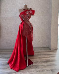Mütevazı kırmızı tekne boyun illüzyon mini gece elbise püsküller tüyler kristaller balo elbiseleri boncuklu ünlü kadınlar resmi parti yarışmaları önlük