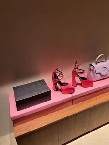 طراز جديد الكلاسيكية الأوروبية المنتجة أحذية النساء الأزياء الأزياء فائقة الكعب في الكعب وحشيات الحرير مع حذاء الحرير